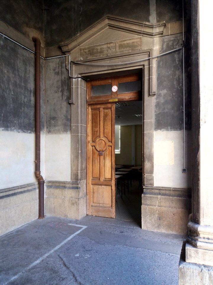 Lycée de Saint-Just de Lyon - Grande cour - Porte de la salle Saint Thomas