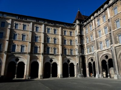 Lycée de Saint-Just de Lyon - Grande cour - Angle ouest