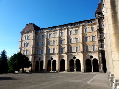 Lycée de Saint-Just de Lyon - Grande cour - Côté sud