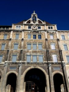 Lycée de Saint-Just de Lyon - Grande cour - Façade - Haut de la partie centrale