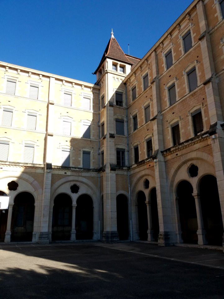 Lycée de Saint-Just de Lyon - Grande cour - Angle nord
