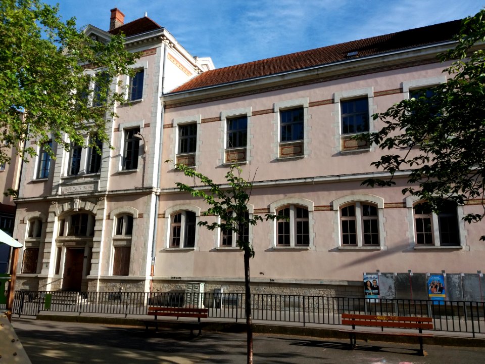 Lyon 4e - Place du Commandant Arnaud, groupe scolaire (1)