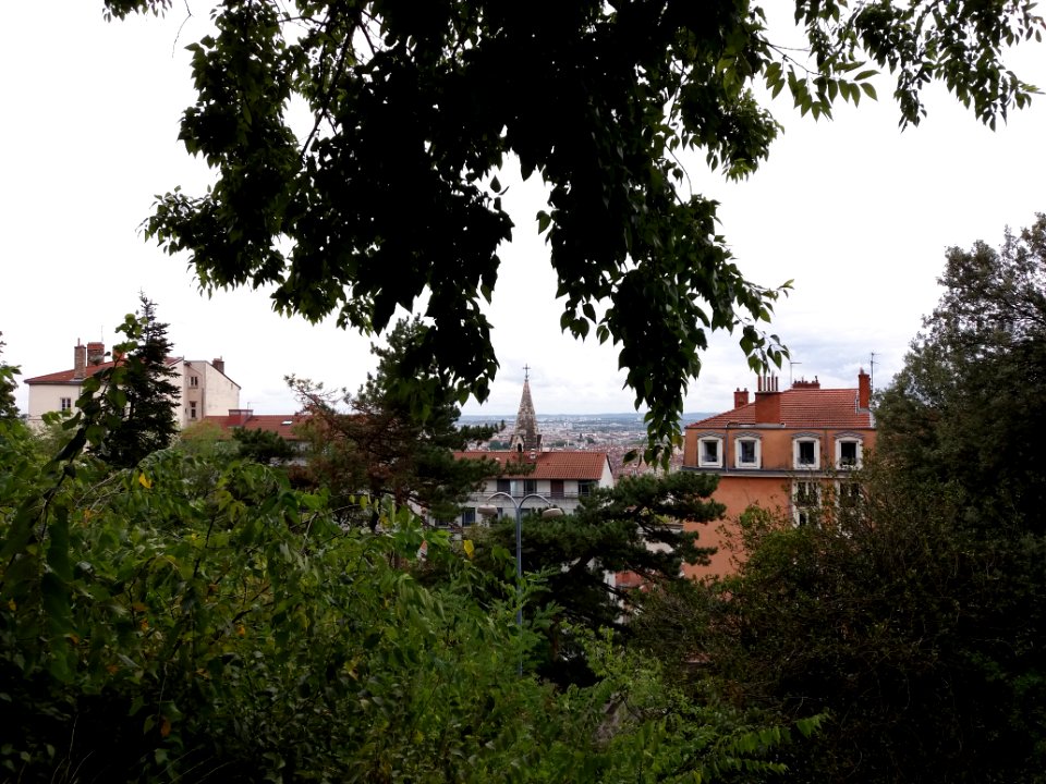 Lyon 4e - Place du Mont Sauvage - Vue sur le clocher de l'église du Bon Pasteur