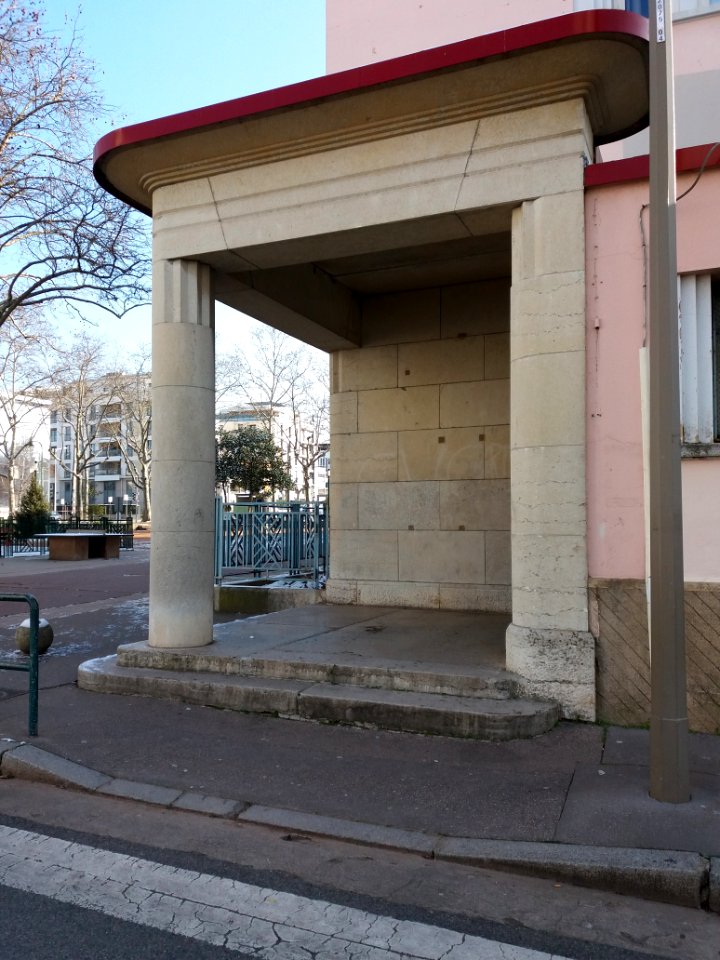 Lyon 4e - Place Camille Flammarion - Colonne de l'école élémentaire