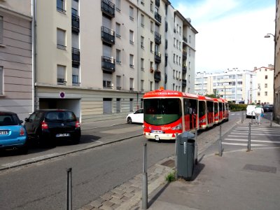 Lyon 4e - Rue de Cuire, le Lyon City Tram, passant devant la rue Marie Henriette