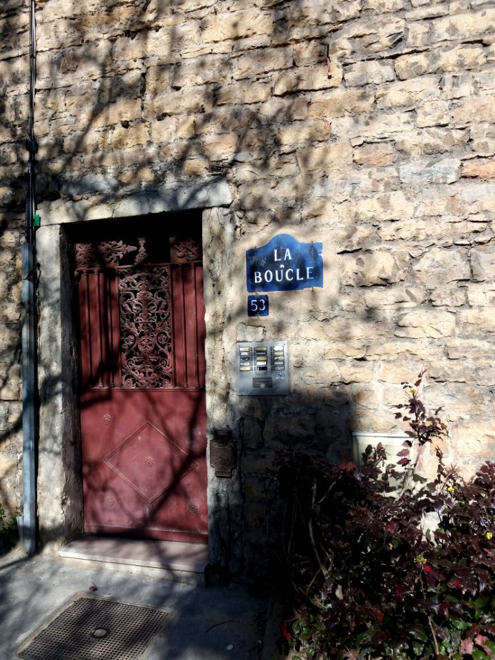 Lyon 4e - Montée de la Boucle, porte au numéro 53, immeuble La Boucle