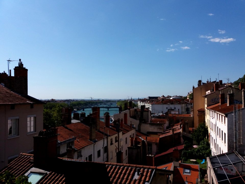 Lyon 4e - Montée Bonafous, vue sur les toits et le Rhône