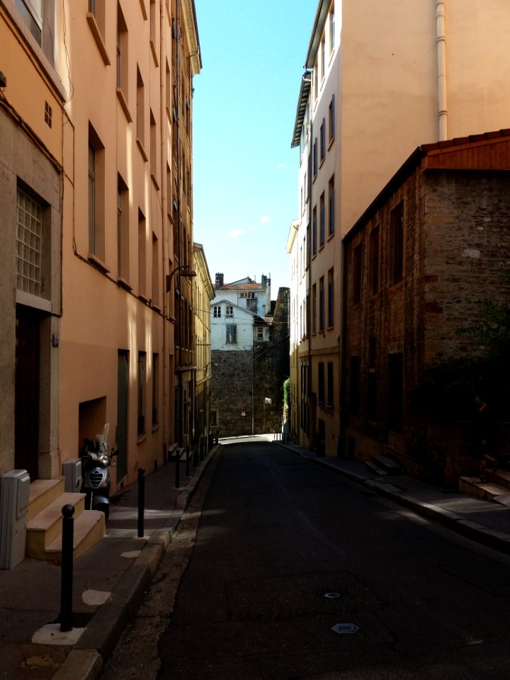 Lyon 4e - Montée Bonafous, en descendant vers le virage qui mène au cours d'Herbouville