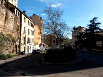 Lyon 4e - Montée de la Boucle, partie de la rue comportant un parking, descendant au cours Aristide Briand