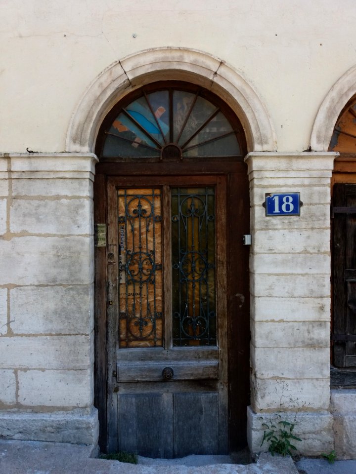 Lyon 4e - Montée Bonafous, porte au numéro 18