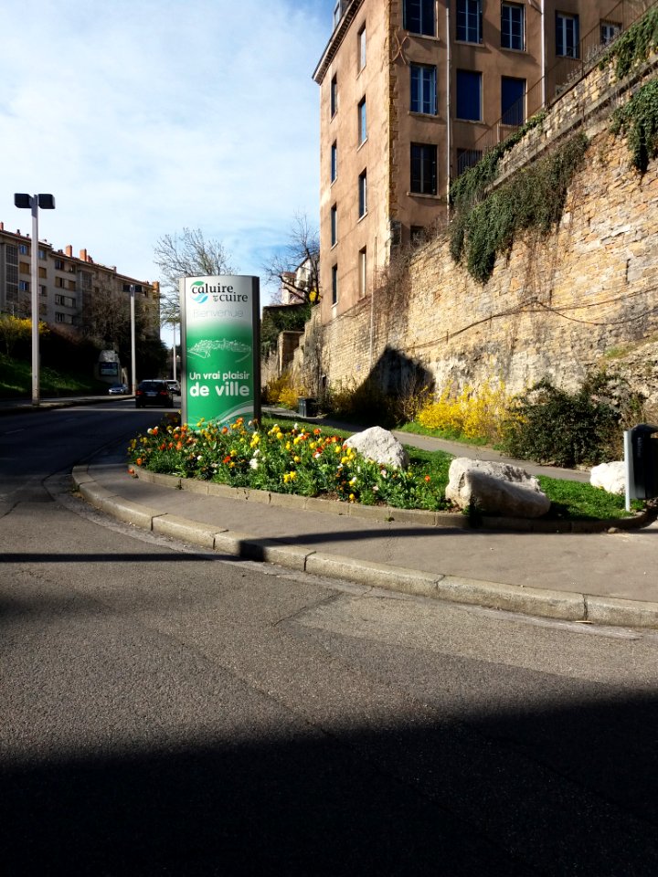 Lyon 4e - Montée de la Boucle, panneau d'entrée dans Caluire-et-Cuire