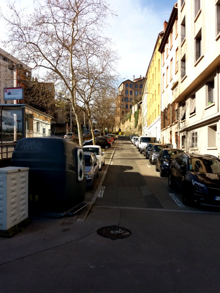 Lyon 4e - Montée de la Boucle, partie de la rue avec stationnements, depuis le cours Aristide Briand
