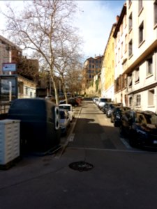 Lyon 4e - Montée de la Boucle, partie de la rue avec stationnements, depuis le cours Aristide Briand