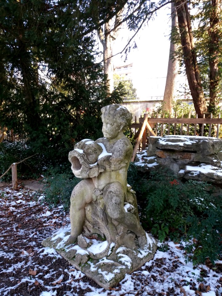 Lyon 4e - Parc de la Ceriseraie - Statue d'enfant au poisson 01