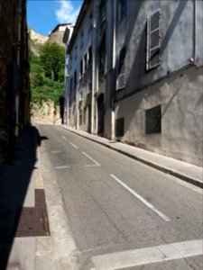 Lyon 4e - Montée Bonafous, en montant depuis le cours d'Herbouville, avec vue sur le bastion Saint-Laurent