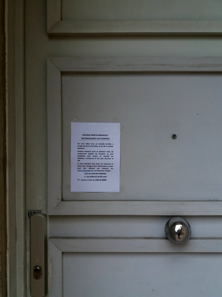 Lyon 4e - Montée Bonafous, porte avec affiche pour dons aux pompiers