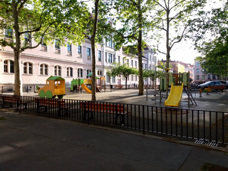 Lyon 4e - Place du Commandant Arnaud, jeux pour enfants