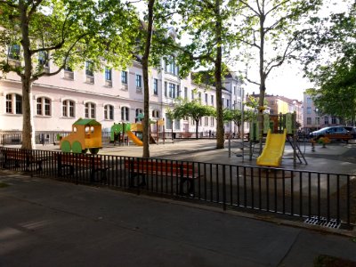 Lyon 4e - Place du Commandant Arnaud, jeux pour enfants