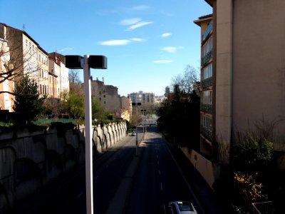 Lyon 4e - Montée de la Boucle, vers le pont Winston Churchill, depuis la passerelle de la rue de la Fontaine
