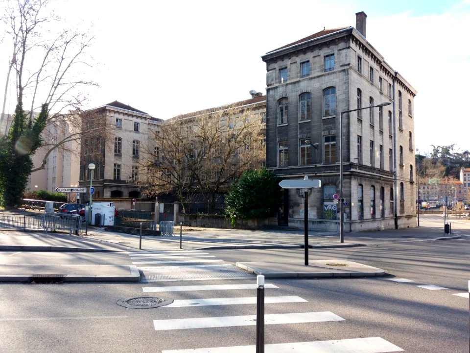 Lyon 4e - Place de Serin, ancien collège, depuis le début de la montée des Esses