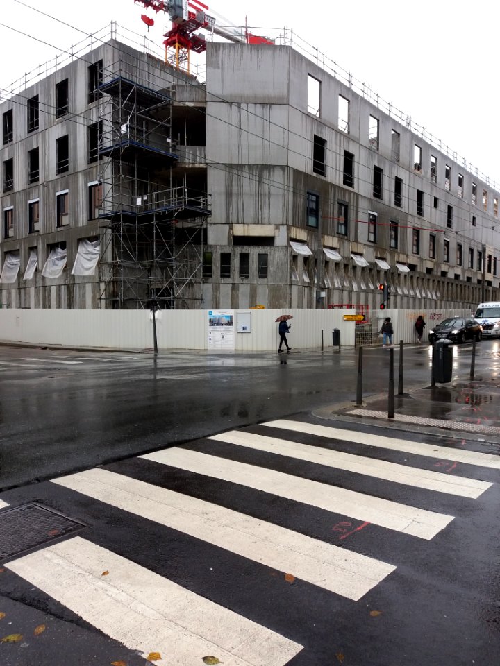Lyon 4e - Rue de Cuire, nouvel immeuble de l'hôpital de la Croix-Rousse, à l'angle de la rue Hénon, avec trois étages