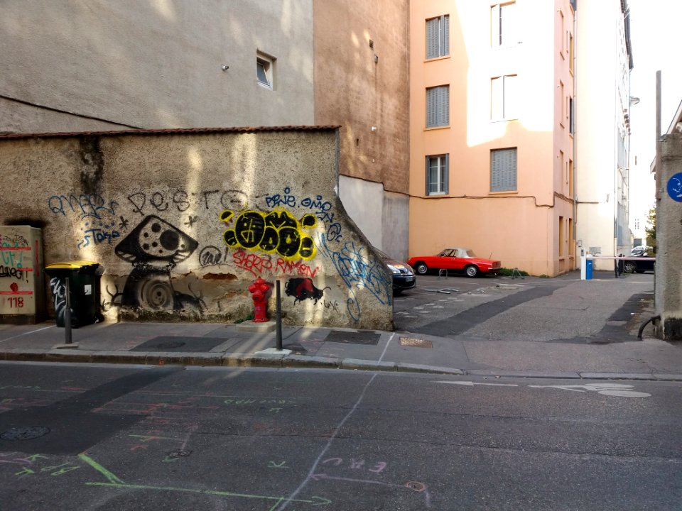 Lyon 4e - Rue Cuire, parking de la résidence au numéro 31