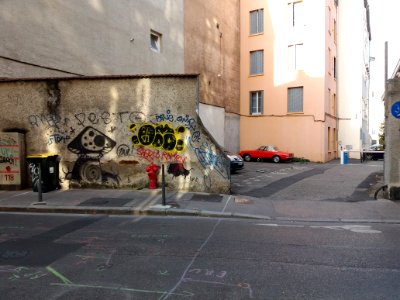 Lyon 4e - Rue Cuire, parking de la résidence au numéro 31