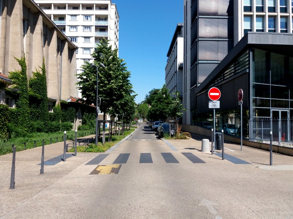 Lyon 4e - Rue André Bonin, côté nord au niveau de l'église