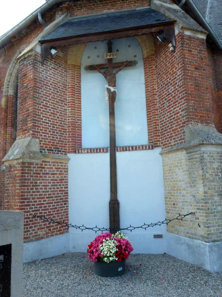 Lynde (Nord, Fr) église, croix de cimetière contre le mur