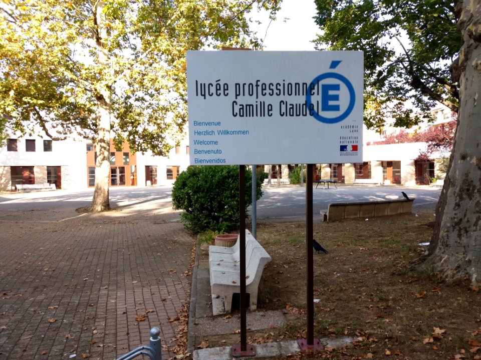 Lyon 4e - Rue de Cuire, plaque du lycée Camille Claudel
