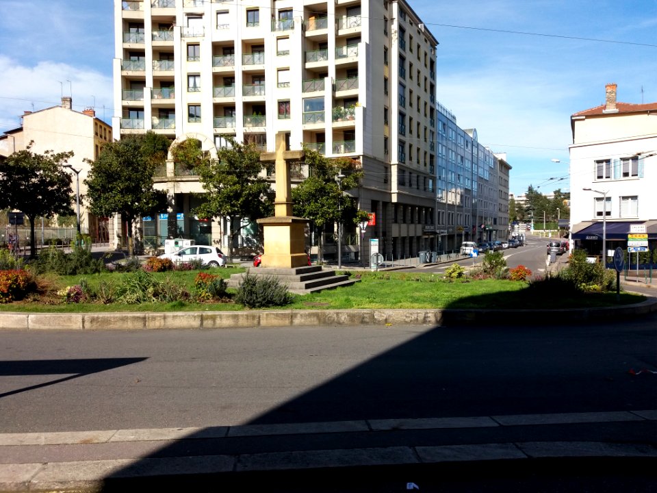 Lyon 4e - Place Joannès Ambre, côté rond-point, vers le nord