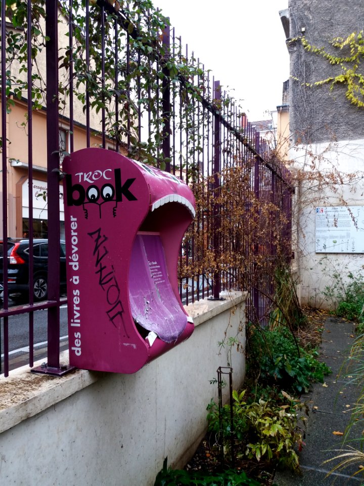 Lyon 4e - Rue d'Ivry, jardin Guylaine Gouzou-Testud, boîte à livres