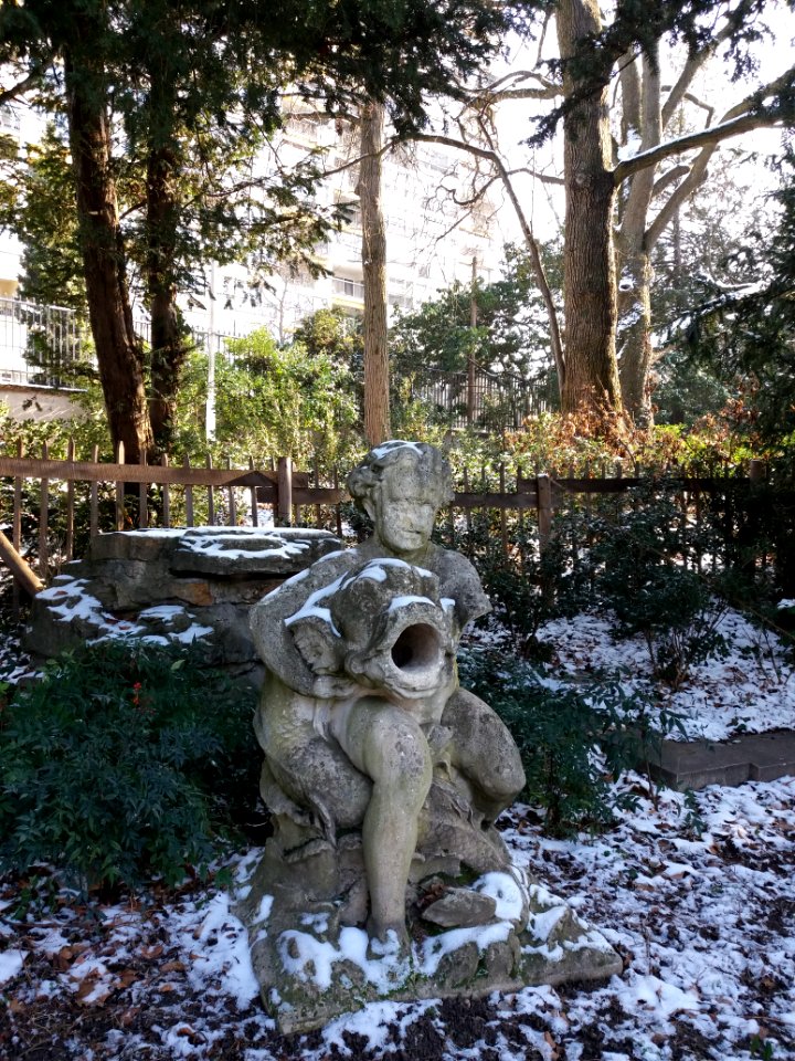 Lyon 4e - Parc de la Ceriseraie - Statue d'enfant au poisson 02
