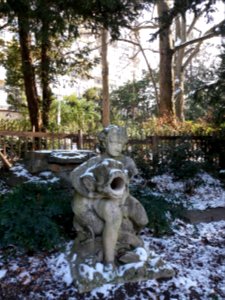 Lyon 4e - Parc de la Ceriseraie - Statue d'enfant au poisson 02