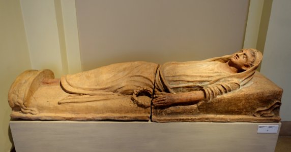 Lying male figure, sarcophagus lid, from Tuscania, 1st quarter of 2nd century BC, terracotta, inv. 15427 - Museo Gregoriano Etrusco - Vatican Museums - DSC01090
