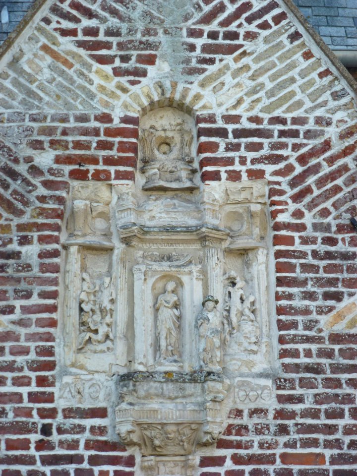Lynde (Nord, Fr) église, sculpture sur la façade
