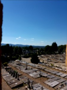 Lyon - Cimetière de Loyasse - Cimetière des prêtres vu depuis une meurtrière