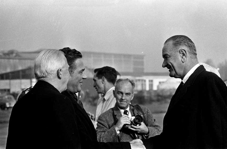 Lyndon B Johnson in Holland De vice-president en premier Marijnen op Ypenburg, Bestanddeelnr 915-7145