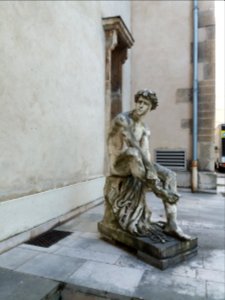 Lyon 2e - Hôtel de Villeroy, statue extérieure de profil (2)