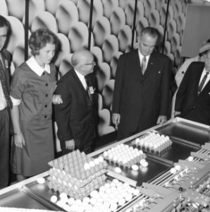 Lyndon Johnson opende Voedsel en Landbouw Tentoonstelling in RAI Bij de eierens, Bestanddeelnr 915-7200