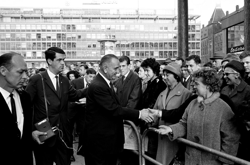 Lyndon B Johnson in Rotterdam De vice-president begroet zijn landgenoten die i, Bestanddeelnr 915-7152