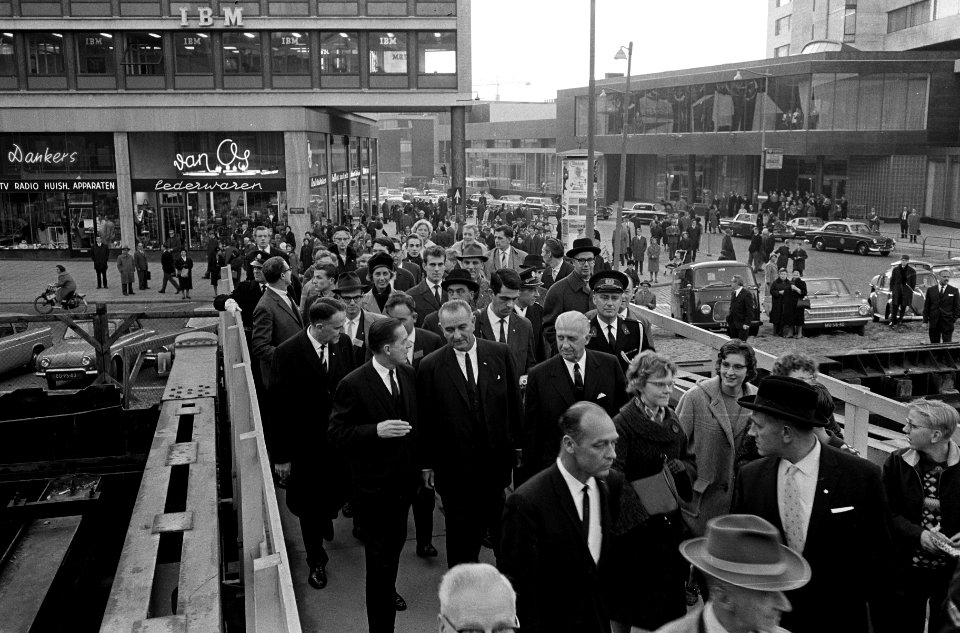 Lyndon B Johnson in Rotterdam De vice-president op weg naar het stadhuis, Bestanddeelnr 915-7151