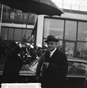 Lyndon B Johnson vertrokken vanaf Schiphol naar Amerika De vice-president op we, Bestanddeelnr 915-7167