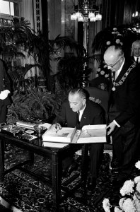Lyndon B Johnson in Rotterdam De president zet zijn handtekening in gastenboek, Bestanddeelnr 915-7153