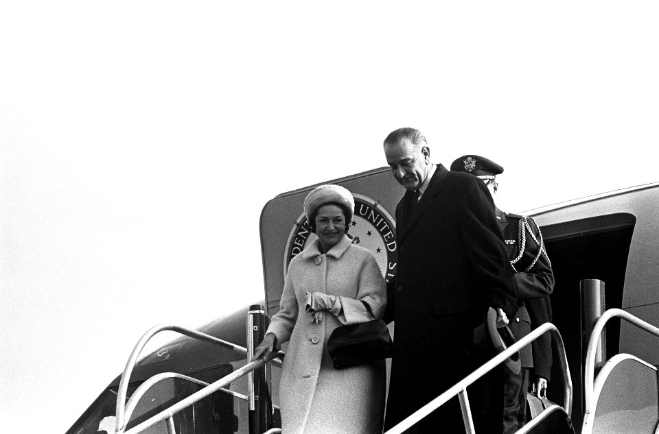 Lyndon B Johnson in Holland De vice-president en premier Marijnen op Ypenburg, Bestanddeelnr 915-7146