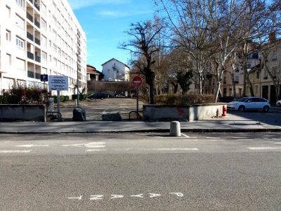 Lyon 2e - Cours Suchet, logements des numéros 5 à 9bis, parking vu depuis la rue Collonge