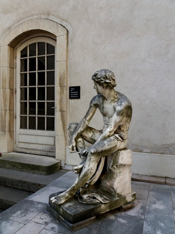 Lyon 2e - Hôtel de Villeroy, statue extérieure de profil (1)