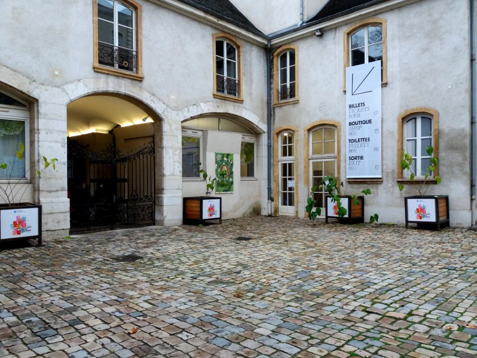 Lyon 2e - Hôtel de Villeroy - Cour intérieure aux couleurs de l'exposition Yves Saint Laurent