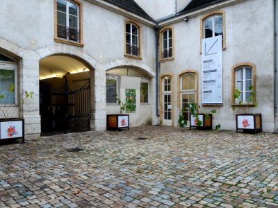 Lyon 2e - Hôtel de Villeroy - Cour intérieure aux couleurs de l'exposition Yves Saint Laurent