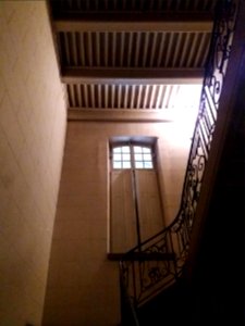 Lyon 2e - Hôtel de Villeroy, petit escalier avec fenêtre et plafond